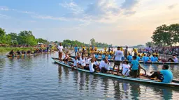 গুরুদাসপুরে গ্রাম-বাংলার ঐতিহ্যবাহী নৌকা বাইচ 