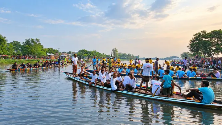 গুরুদাসপুরে গ্রাম-বাংলার ঐতিহ্যবাহী নৌকা বাইচ 