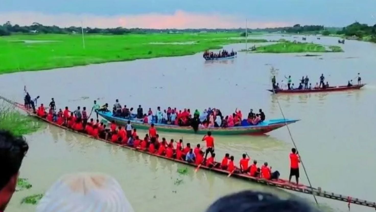 খালে পানি না থাকায় এক নৌকা দিয়েই ‘নৌকা বাইচ’