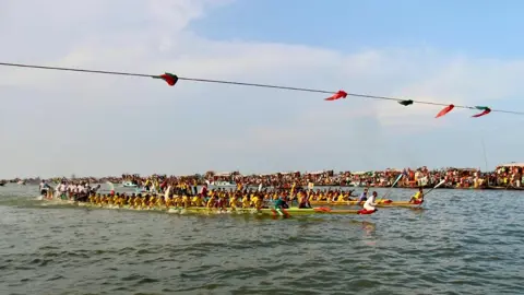 নিকলী হাওরে নৌকা বাইচ, দর্শনার্থীদের ঢল