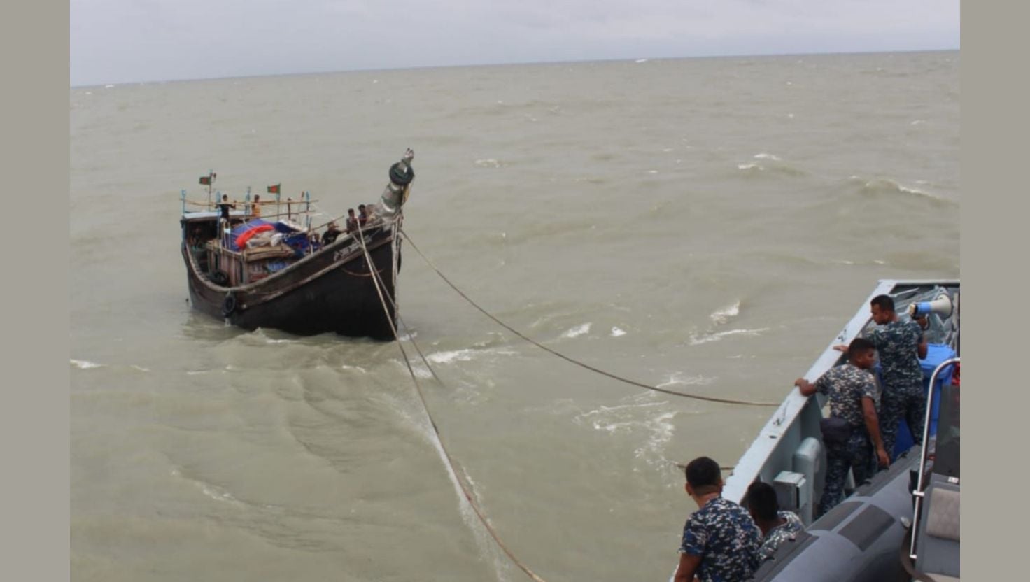 বঙ্গোপসাগরে ইঞ্জিন বিকল, বোটসহ ১৬ জেলেকে উদ্ধার করল নৌবাহিনী