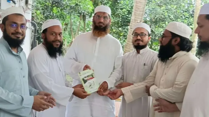 মামুনুল হকের হাতে ‘উত্তরাধিকার’ সংখ্যা তুলে দিল ন্যাশনাল ওলামা অ্যালায়েন্স