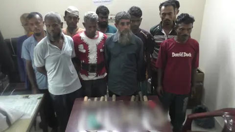 আইনজীবীর চেম্বারে অস্ত্র রেখে আদালতে হাজিরা, হত্যা মামলার ১১ আসামি আটক
