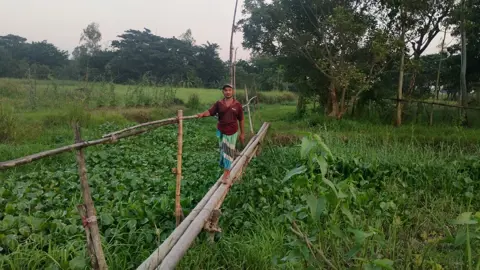 পটিয়ায় দুই ইউনিয়নের রশি টানাটানিতে দুর্ভোগে ৩০ পরিবার 