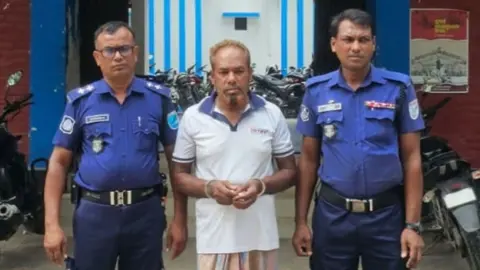 শ্রীনগরে ভাই সাজিয়ে রেখে পরকীয়া প্রেমিককে গোপনে বিয়ে