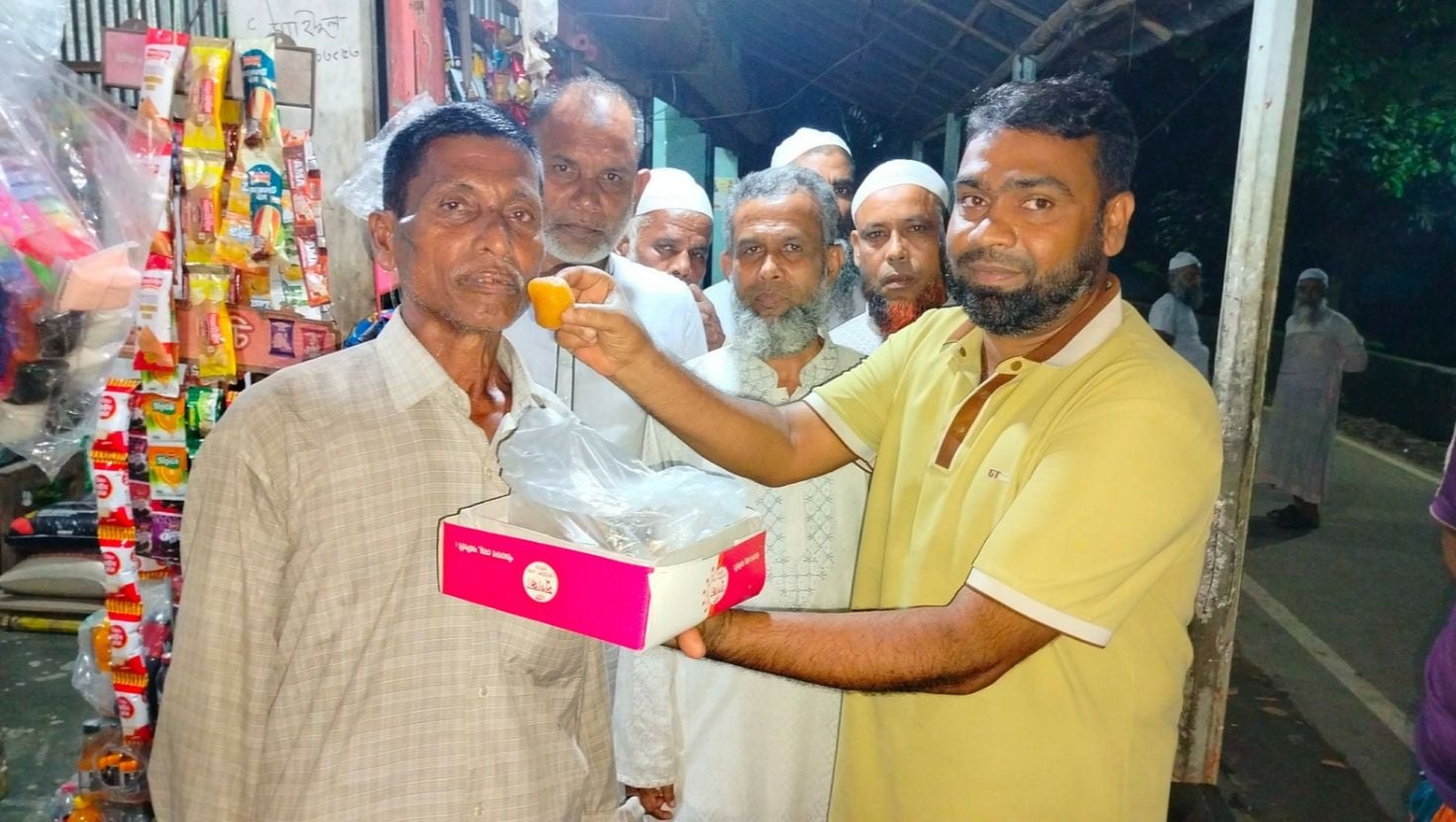 ড. মঈন খান মন্ত্রী হওয়ায় পলাশে মিষ্টি বিতরণ 