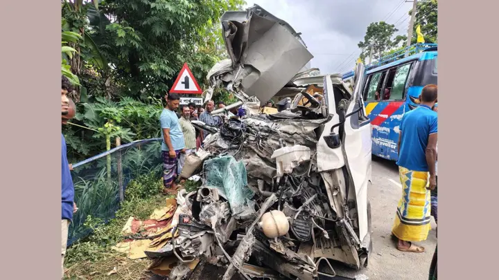 পলাশবাড়ীতে বাস-মাইক্রো মুখোমুখি সংঘর্ষ, চালক নিহত
