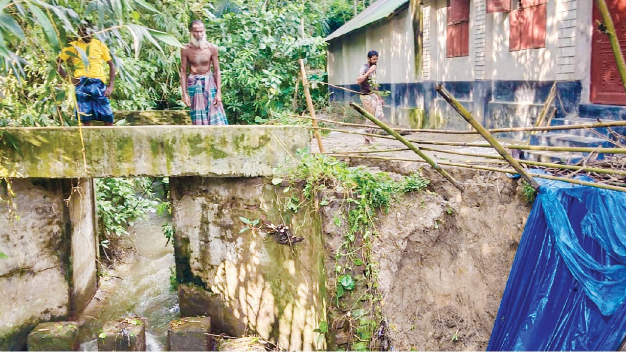 পাঁচবিবিতে ভাঙা স্লুইস গেট এখন মরণফাঁদ