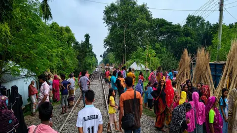 ছেলেকে বাঁচাতে গিয়ে ট্রেনের ধাক্কায় মা নিহত
