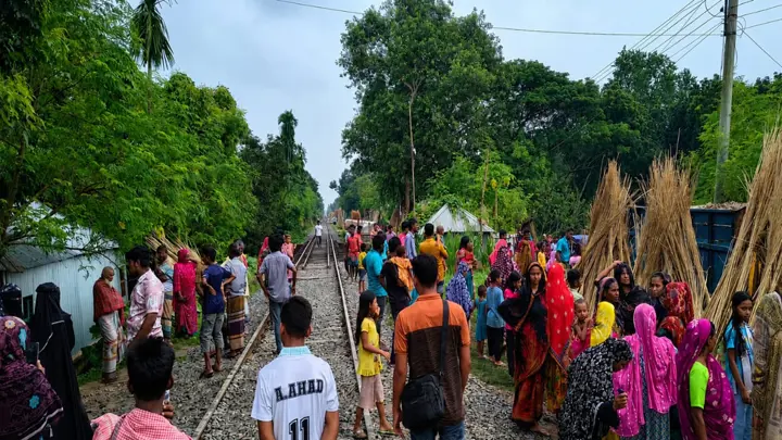 ছেলেকে বাঁচাতে গিয়ে ট্রেনের ধাক্কায় মা নিহত