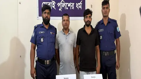 পুলিশের ওপর হামলা ও হত্যা মামলার দুই আসামি অস্ত্রসহ গ্রেপ্তার