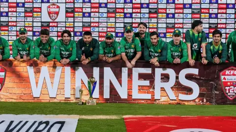 পাকিস্তানকে হারিয়ে হোয়াইটওয়াশ এড়াল শ্রীলঙ্কা 
