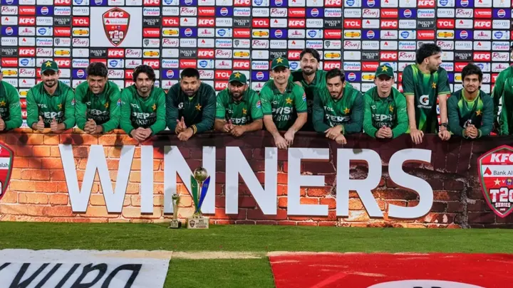 পাকিস্তানকে হারিয়ে হোয়াইটওয়াশ এড়াল শ্রীলঙ্কা 

