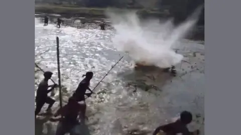 লাঠি হাতে বিএসএফকে রুখে দিলেন বাংলাদেশি কৃষকরা
