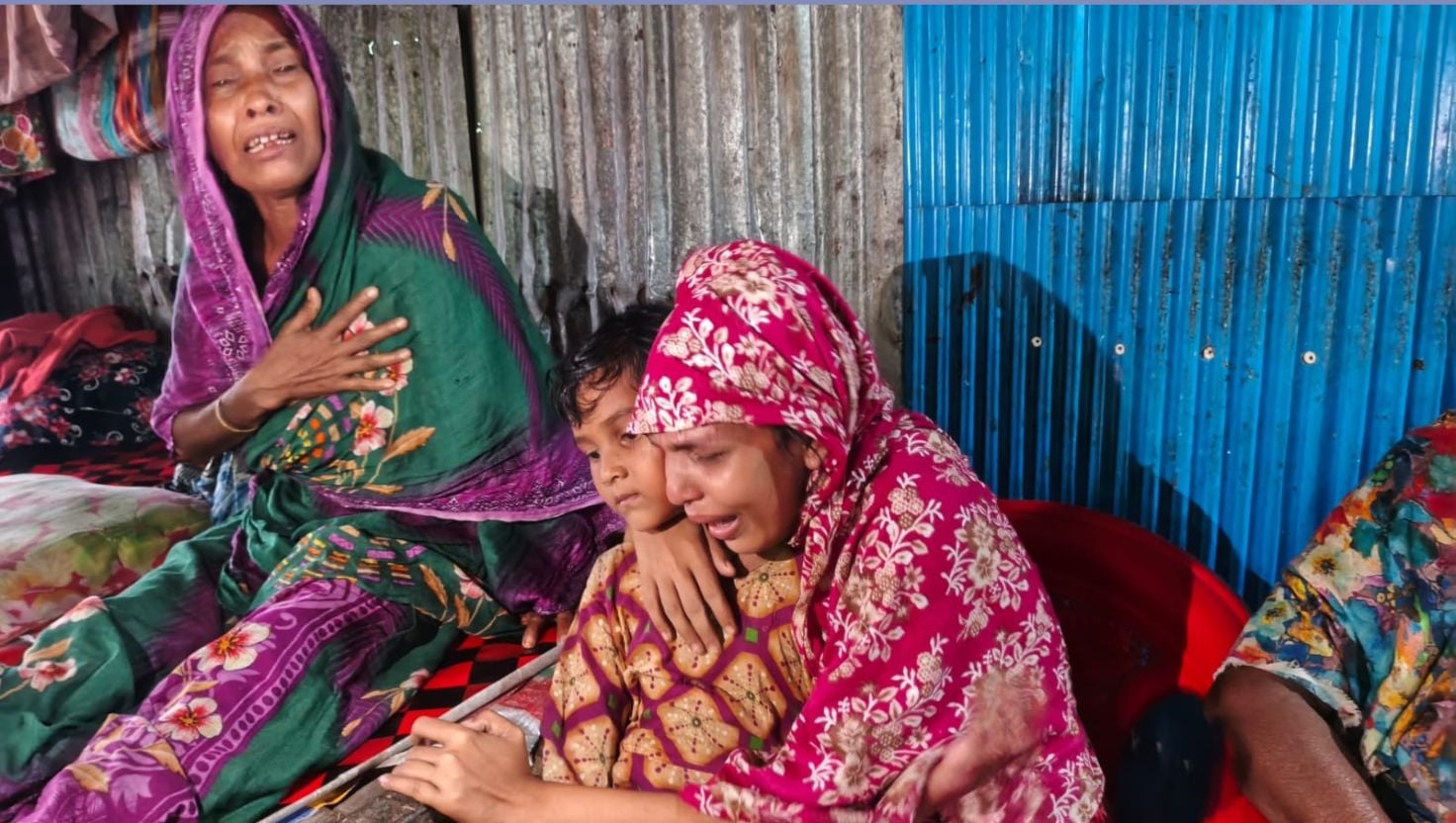 গভীর সাগরে বৈরী আবহাওয়ায় পাথরঘাটার ট্রলারডুবি, নিখোঁজ ৫ জেলে