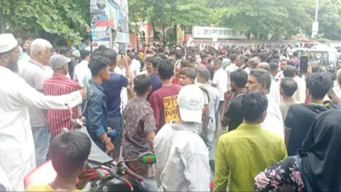 পাবনায় শিশু ধর্ষণের পর হত্যা: বিচার দাবিতে ডিসি অফিস ঘেরাও