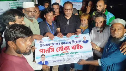 ভাঙ্গুড়ায় নৌকা বাইচ প্রতিযোগিতা
