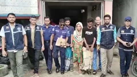 
গাজীপুরে সুটকেসে দ্বিখণ্ডিত নারীর লাশ, প্রেমিকের হাতে খুন 
 