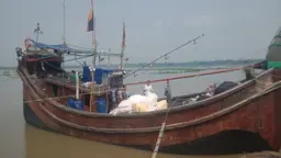 পিরোজপুরে বিপুল পরিমাণ ভারতীয় শাড়িসহ ইঞ্জিনবোট আটক