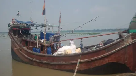 পিরোজপুরে বিপুল পরিমাণ ভারতীয় শাড়িসহ ইঞ্জিনবোট আটক 

