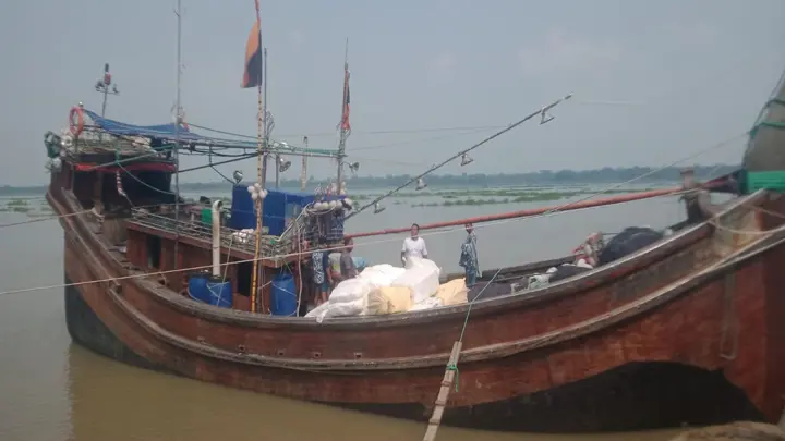 পিরোজপুরে বিপুল পরিমাণ ভারতীয় শাড়িসহ ইঞ্জিনবোট আটক