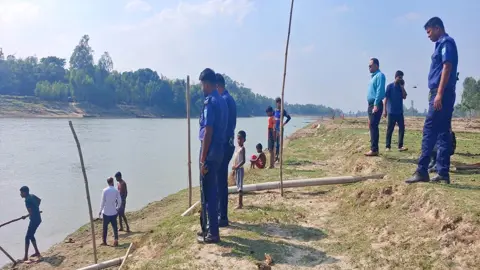নদী থেকে অবৈধভাবে বালু উত্তোলন, এক লাখ টাকা জরিমানা 
