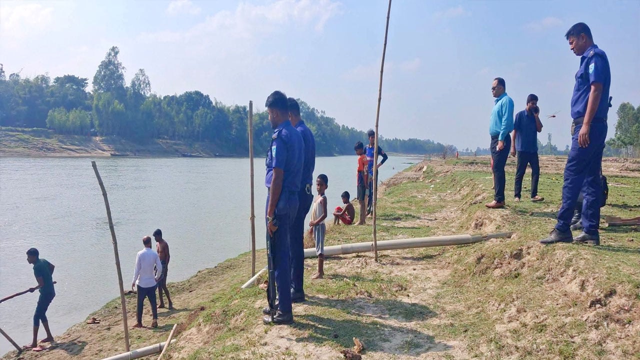পীরগঞ্জে করতোয়া নদী থেকে অবৈধ বালু উত্তোলন, ভ্রাম্যমাণ আদালতে জরিমানা