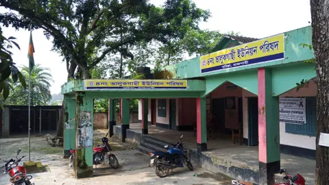 পুঠিয়ায় ইউপি চেয়ারম্যান নেই, সেবা পেতে নাকাল মানুষ