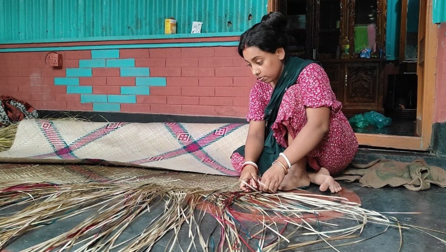 বিলুপ্তির পথে কামারখন্দের ঐতিহ্যবাহী শীতলপাটি শিল্প