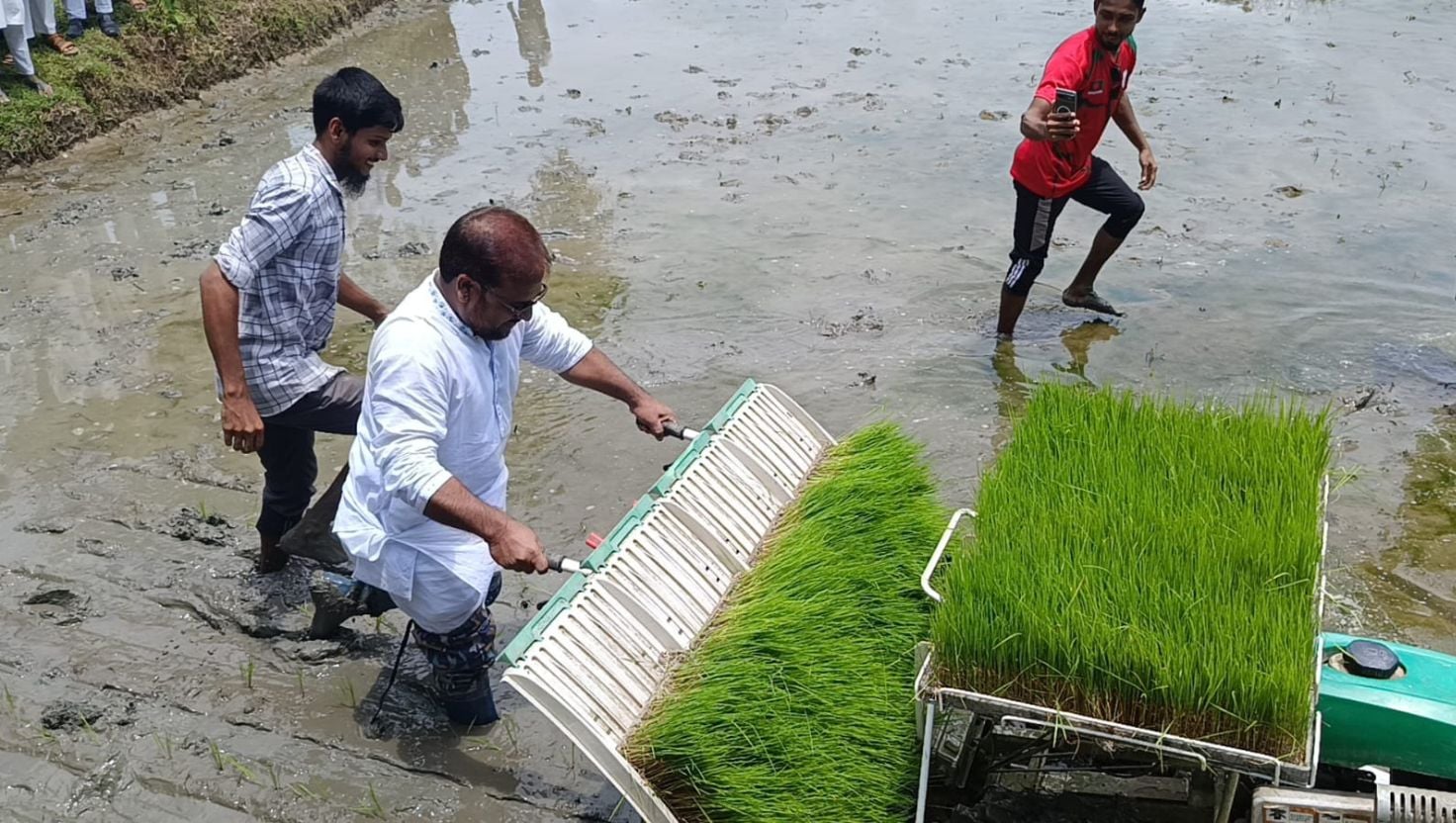 আধুনিক কৃষিযন্ত্রের ব্যবহার বাড়ালে কৃষকদের উৎপাদন বাড়বে
