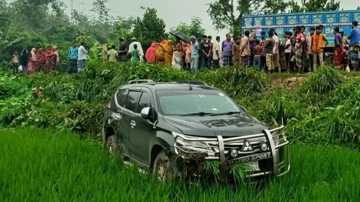 শিবগঞ্জে সড়ক দুর্ঘটনায় জনপ্রশাসন প্রতিমন্ত্রীর গাড়ি, আহত ১