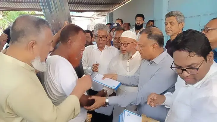 ভৈরবে আগুনে ক্ষতিগ্রস্তদের মধ্যে প্রতিমন্ত্রীর সহায়তা বিতরণ