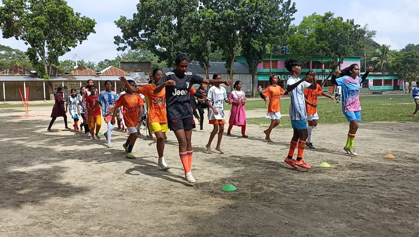 
রায়গঞ্জে স্বপ্নপূরণে ঘাম ঝরাচ্ছে ক্ষুদ্র নৃগোষ্ঠীর প্রমিলা ফুটবলাররা