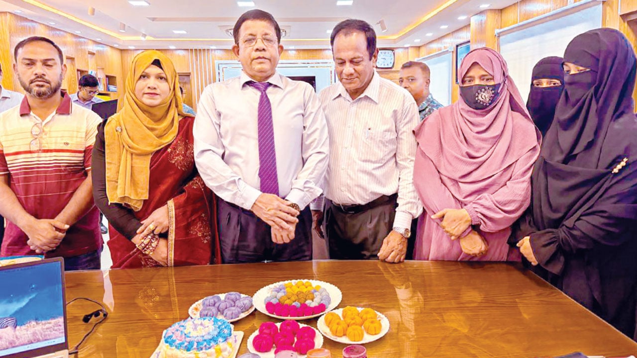 প্রাকৃতিক-খাদ্যরঙ-তৈরিতে-সফল-বরিশালের-নারী-উদ্যোক্তা-2
