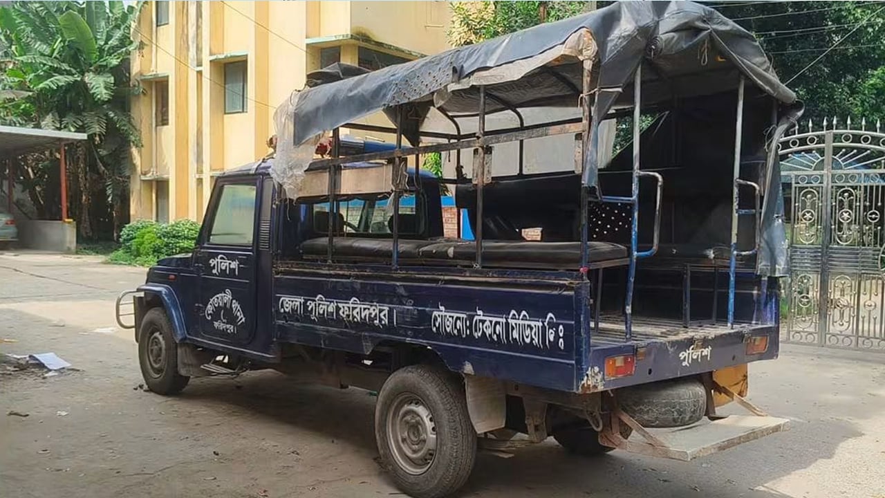 মাদক সেবনকে কেন্দ্র করে দুই গ্রুপের সংঘর্ষ, পুলিশের গাড়িতে হামলা
