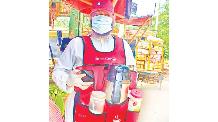 ফেরি করে চা বিক্রি মসজিদের ইমামের