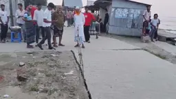 সুরেশ্বরের বাঁধে বাড়ছে ফাটল, মালামাল সরিয়ে নিচ্ছেন ব্যবসায়ীরা