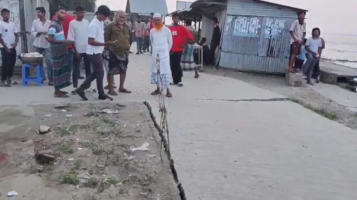 সুরেশ্বরের বাঁধে বাড়ছে ফাটল, মালামাল সরিয়ে নিচ্ছেন ব্যবসায়ীরা