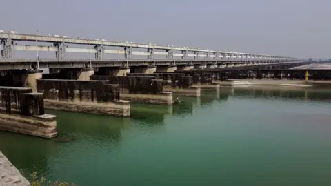 ফারাক্কা বাঁধ ভেঙে ফেলাই সমাধান