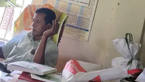 হাতে সিগারেট, স্কুল অফিসে প্রধান শিক্ষকের ধূমপানের ছবি ভাইরাল

