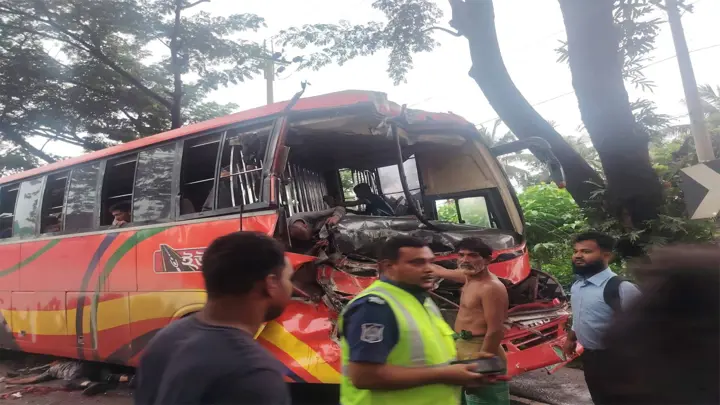ফেনীতে এক দিনেই সড়কে ঝরল ৫ প্রাণ

