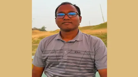 যাত্রীবাহী বাস উল্টে কাস্টমস কর্মকর্তা নিহত
