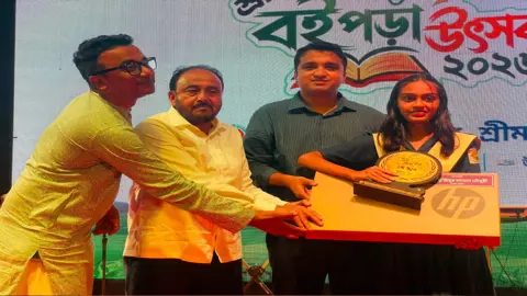 শ্রীমঙ্গলে বই পড়ে ল্যাপটপ পেলেন ৮ শিক্ষার্থী

