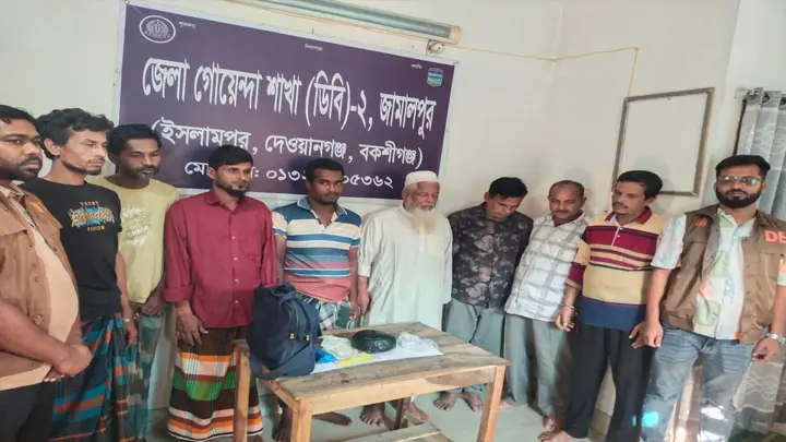 জামালপুরে কষ্টিপাথর ও ভারতীয় মদসহ আটক ১১
