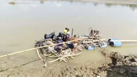 বকশীগঞ্জে অবৈধ বালু উত্তোলনের বিরুদ্ধে অভিযান, ড্রেজার জব্দ 
