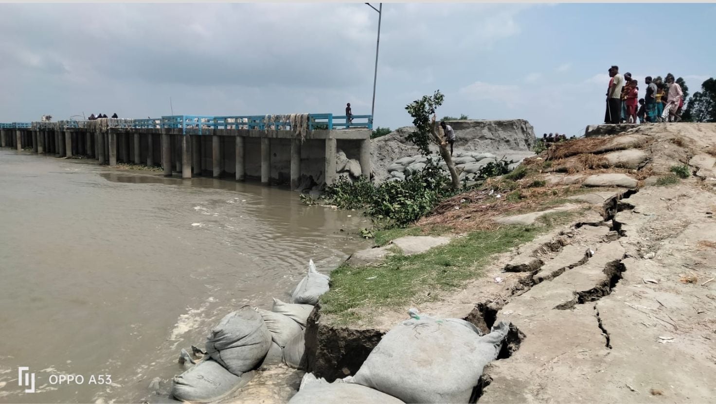 
সারিয়াকান্দিতে হাসনাপাড়া স্পারের ৩০ মিটার স্যাংক ধসে গেছে