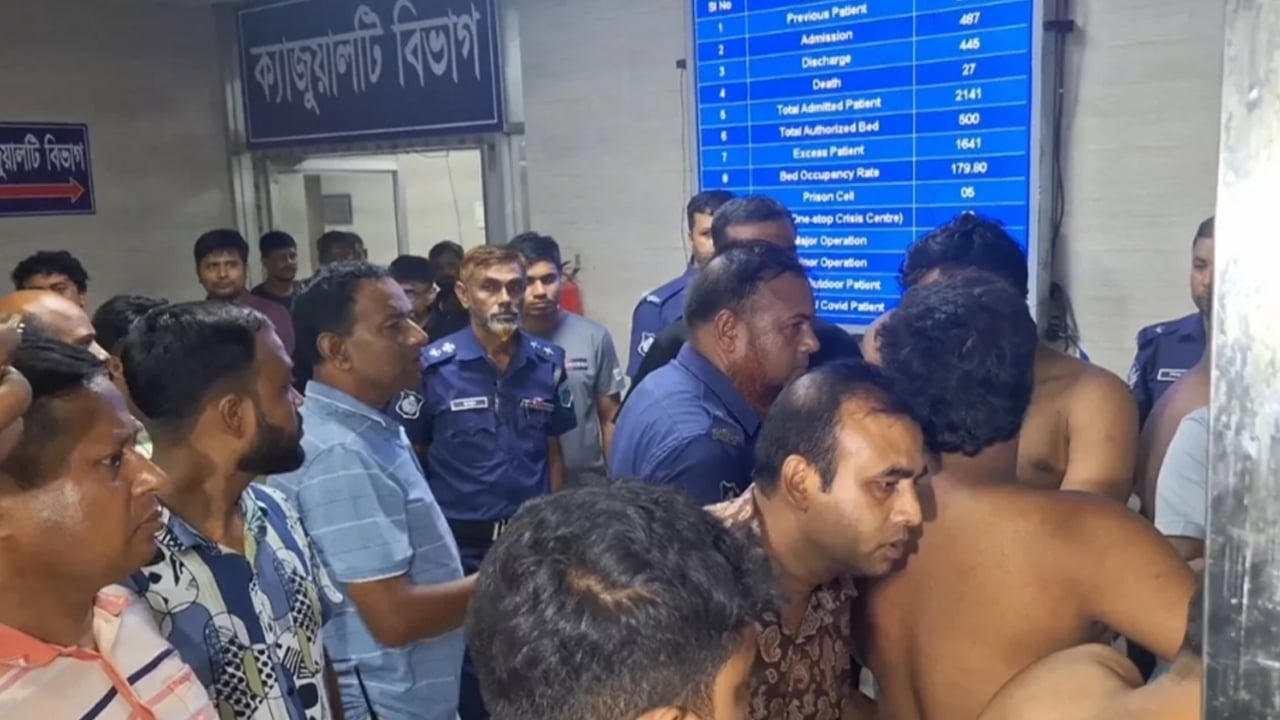 রোগী মৃত্যুর ঘটনায় সংঘর্ষে ইন্টার্ন চিকিৎসকদের কর্মবিরতি, আটক ৬