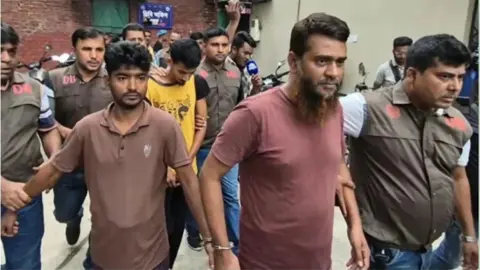 শিবগঞ্জে স্বর্ণ ছিনতাইয়ের ঘটনায় গ্রেপ্তার ৪, উদ্ধার ৮৮ লাখ টাকা 
