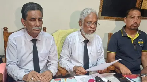 বগুড়ায় বিচারক মনিরুজ্জামানের পোস্টিং বাতিলের দাবি আইনজীবী সমিতির