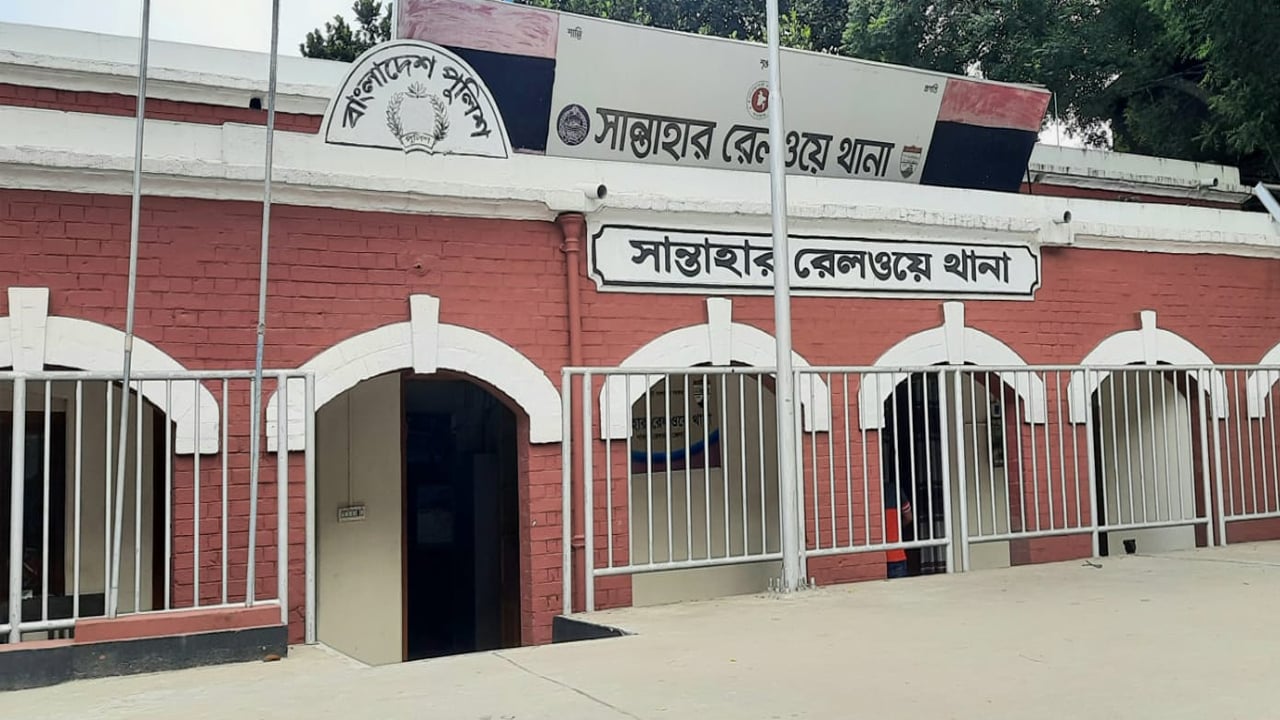 চলন্ত ট্রেনে নারী যাত্রীকে ধর্ষণের ঘটনায় চার পুলিশ সদস্য প্রত্যাহার
